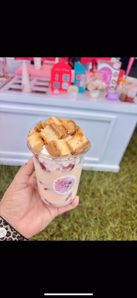 Fresa cup with cream and cake